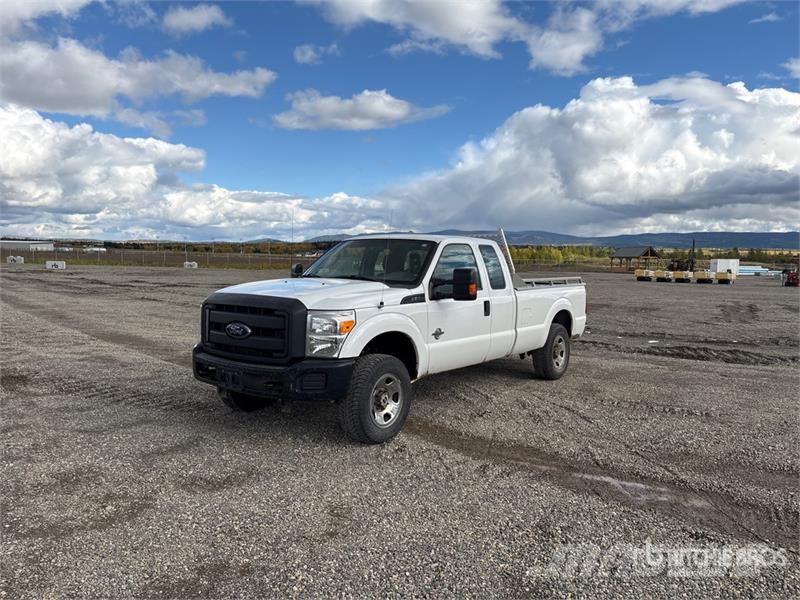 Ford F-250 4x4 Extended Cab Pickup (Inoperable) Otros