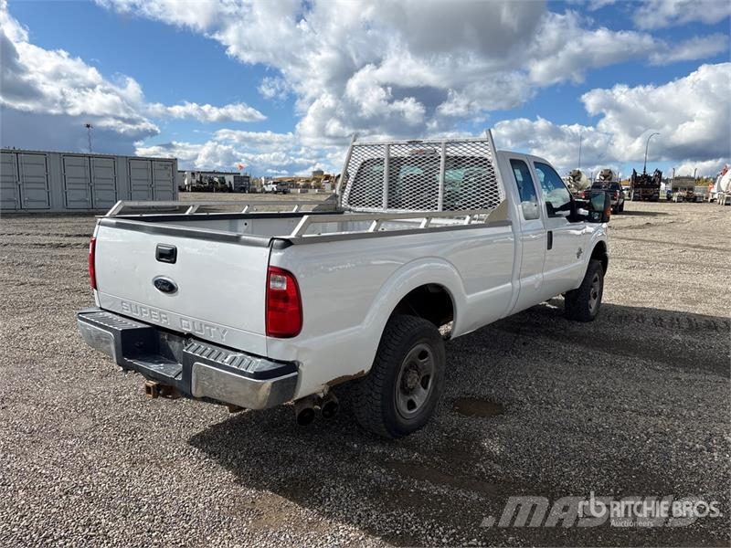 Ford F-250 4x4 Extended Cab Pickup (Inoperable) Otros