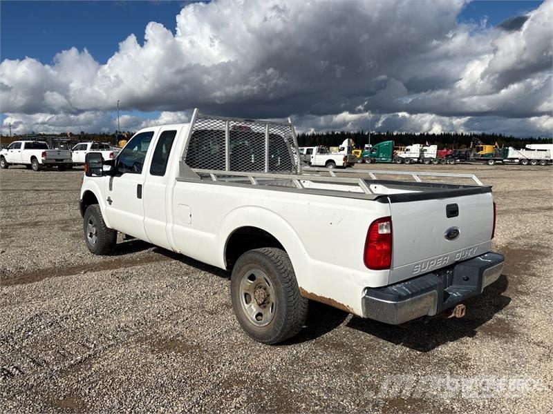 Ford F-250 4x4 Extended Cab Pickup (Inoperable) Otros