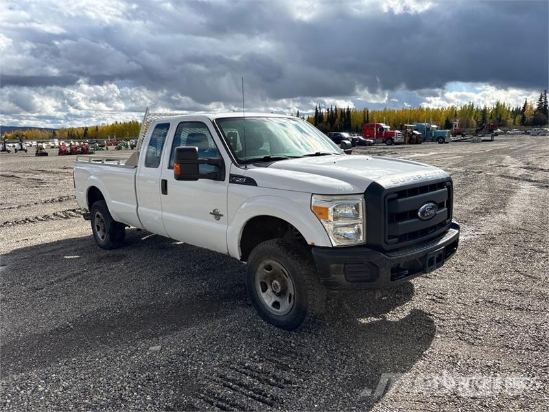Ford F-250 4x4 Extended Cab Pickup (Inoperable) Otros