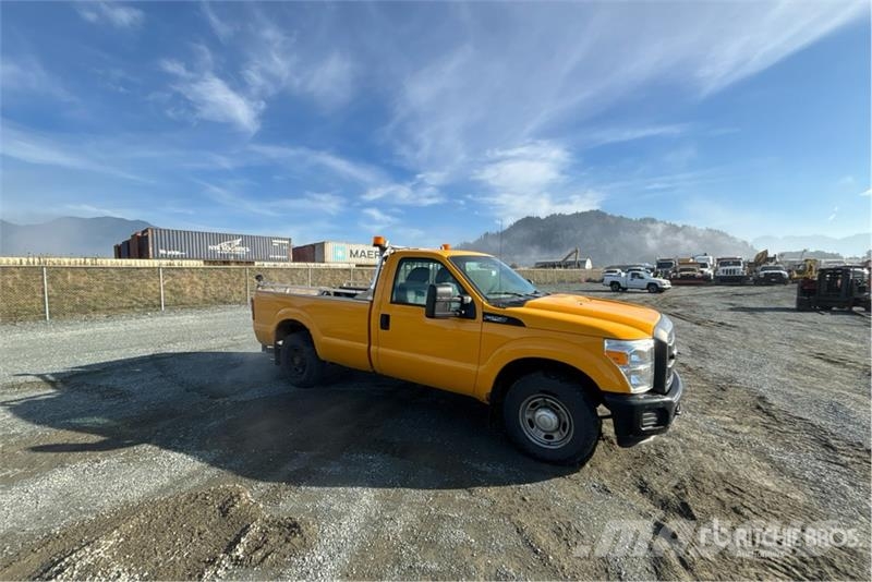 Ford F-250 XL 4x2 Pickup Прочие фургоны