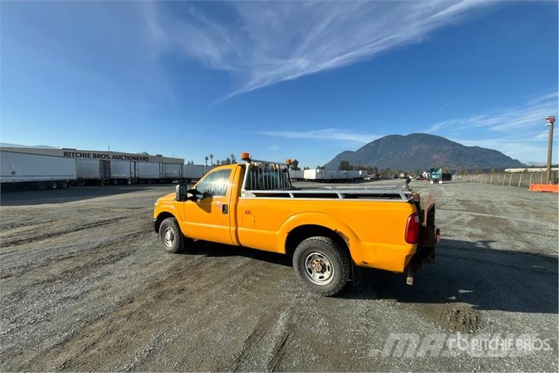 Ford F-250 XL 4x2 Pickup Прочие фургоны