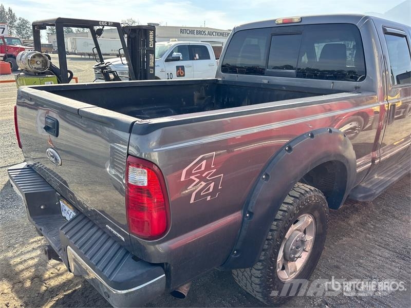 Ford F-250 XLT 4x4 Crew Cab Pickup أخرى