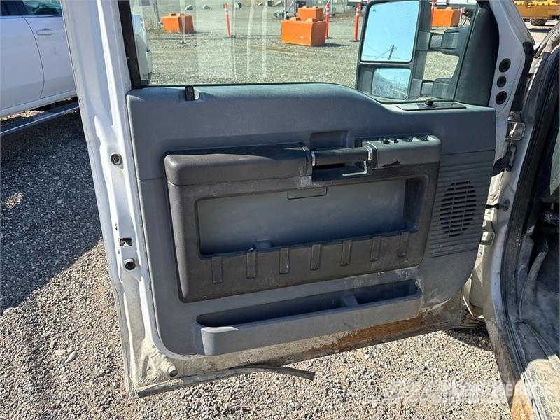 Ford F-250 XLT 4x4 Crew Cab Pickup Otras furgonetas