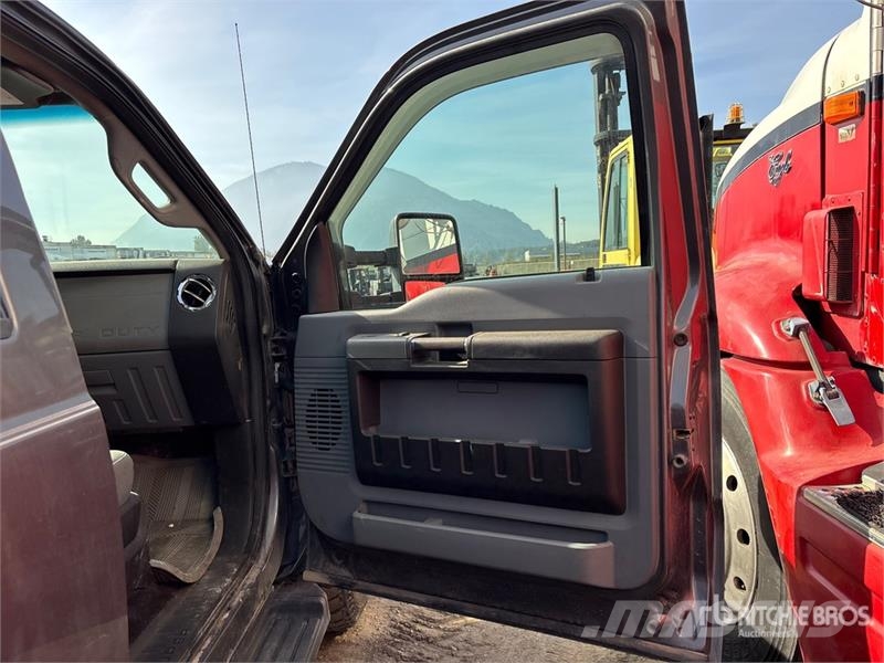 Ford F-250 XLT 4x4 Crew Cab Pickup أخرى