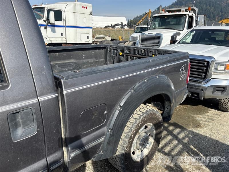 Ford F-250 XLT 4x4 Crew Cab Pickup أخرى