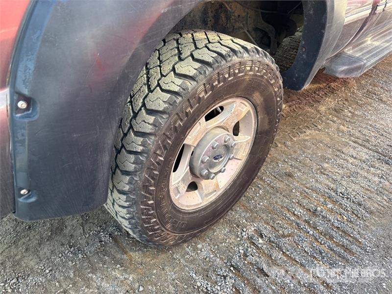 Ford F-250 XLT 4x4 Crew Cab Pickup أخرى