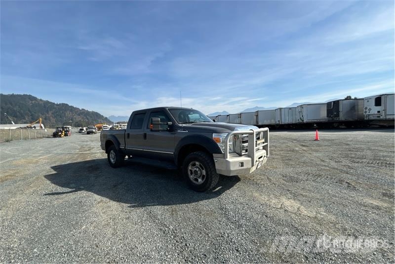 Ford F-250 XLT 4x4 Crew Cab Pickup أخرى