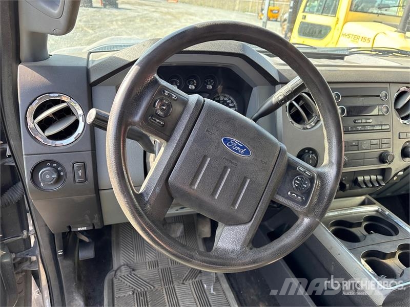 Ford F-250 XLT 4x4 Crew Cab Pickup أخرى