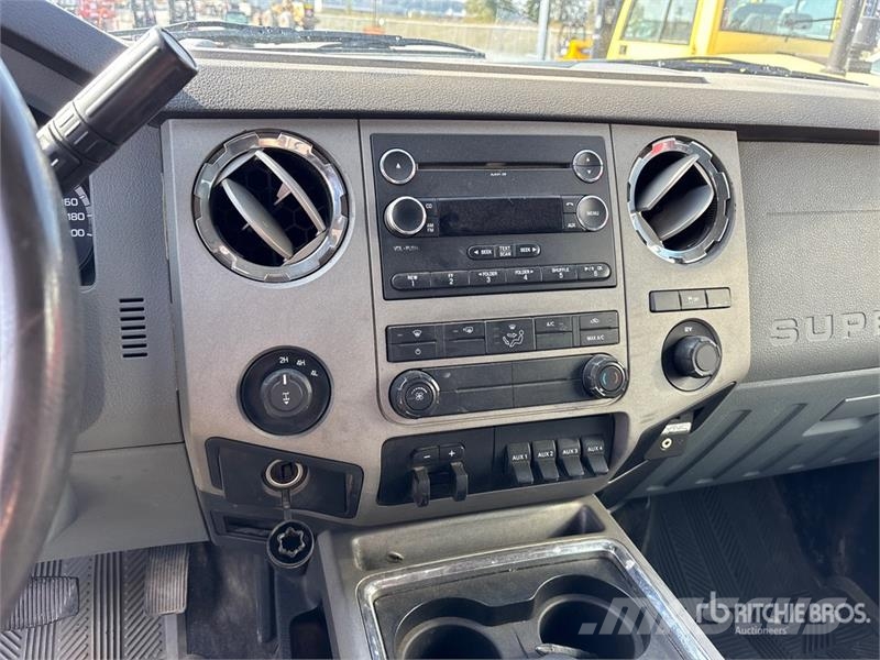 Ford F-250 XLT 4x4 Crew Cab Pickup أخرى