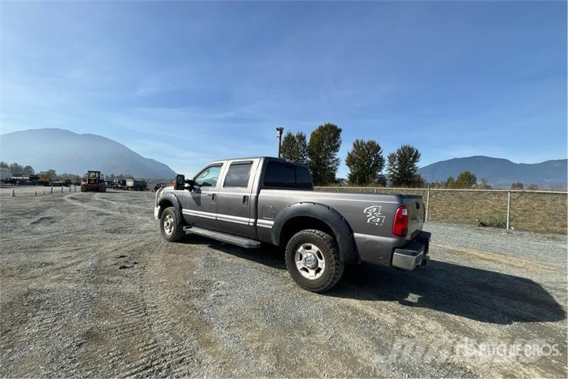 Ford F-250 XLT 4x4 Crew Cab Pickup أخرى