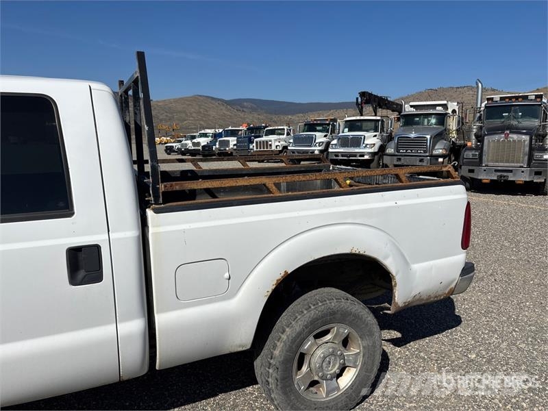 Ford F-250 XLT 4x4 Crew Cab Pickup Otras furgonetas