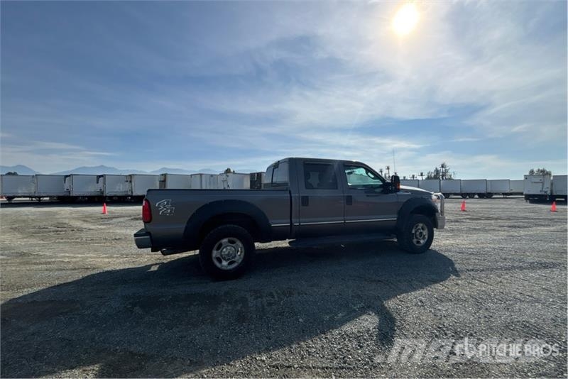 Ford F-250 XLT 4x4 Crew Cab Pickup أخرى