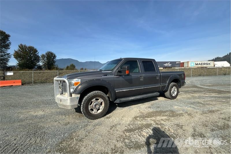 Ford F-250 XLT 4x4 Crew Cab Pickup أخرى