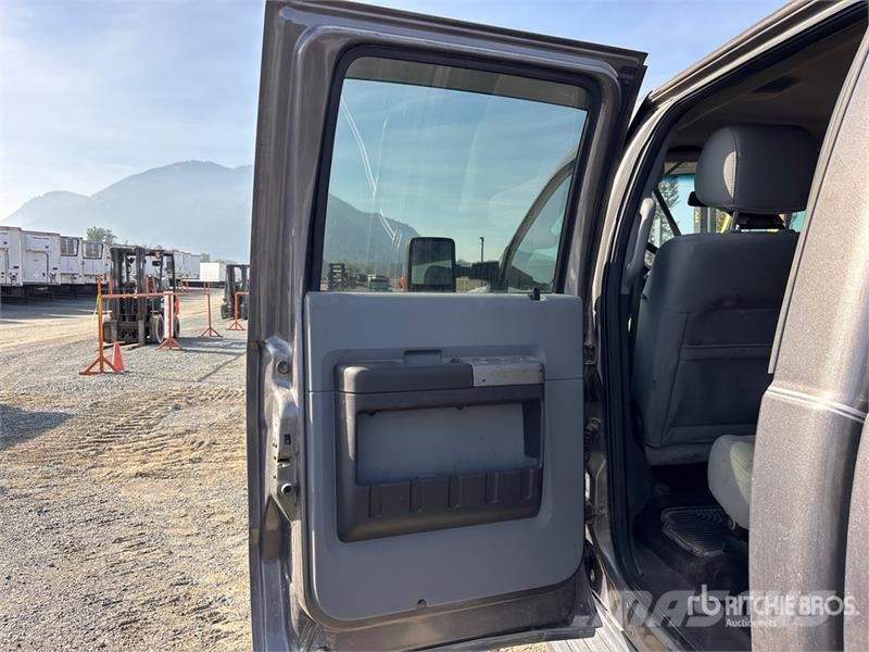 Ford F-250 XLT 4x4 Crew Cab Pickup أخرى