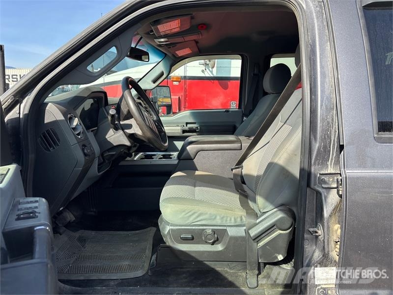 Ford F-250 XLT 4x4 Crew Cab Pickup أخرى