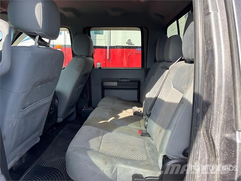 Ford F-250 XLT 4x4 Crew Cab Pickup أخرى