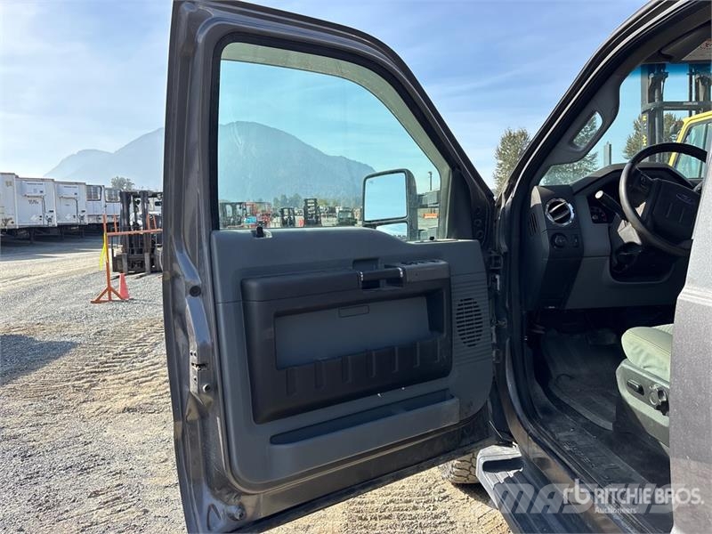 Ford F-250 XLT 4x4 Crew Cab Pickup أخرى