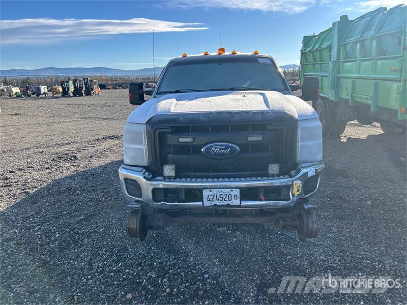 Ford F-350 4x4 Crew Cab Pickup (Inoperable) Other