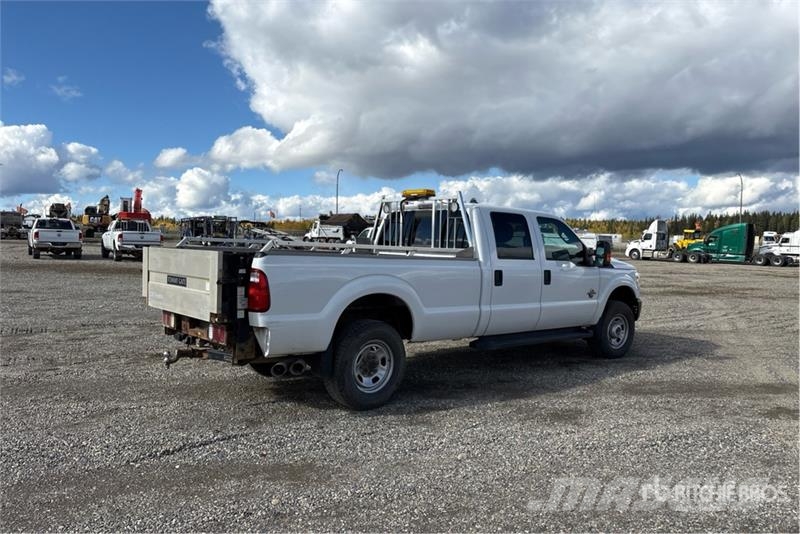 Ford F-350 4x4 Crew Cab Pickup Otros