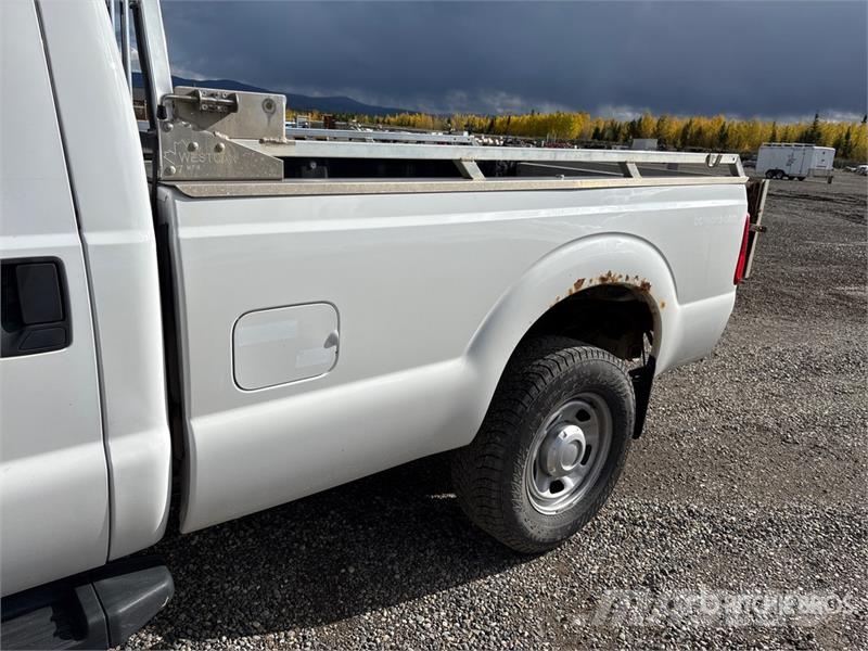 Ford F-350 4x4 Crew Cab Pickup Otros
