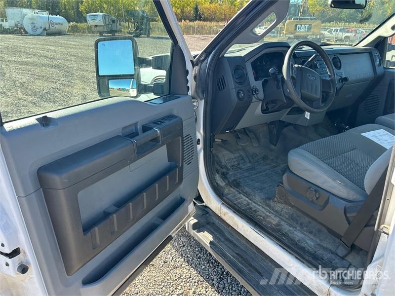 Ford F-350 4x4 Crew Cab Pickup 其他