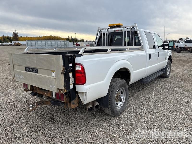 Ford F-350 4x4 Crew Cab Pickup Egyéb