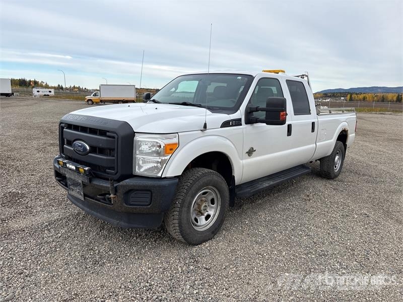 Ford F-350 4x4 Crew Cab Pickup Egyéb