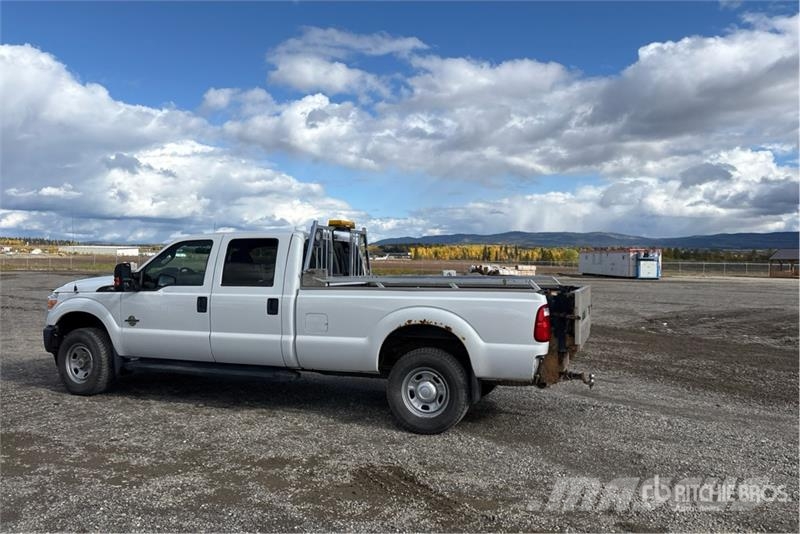 Ford F-350 4x4 Crew Cab Pickup Otros