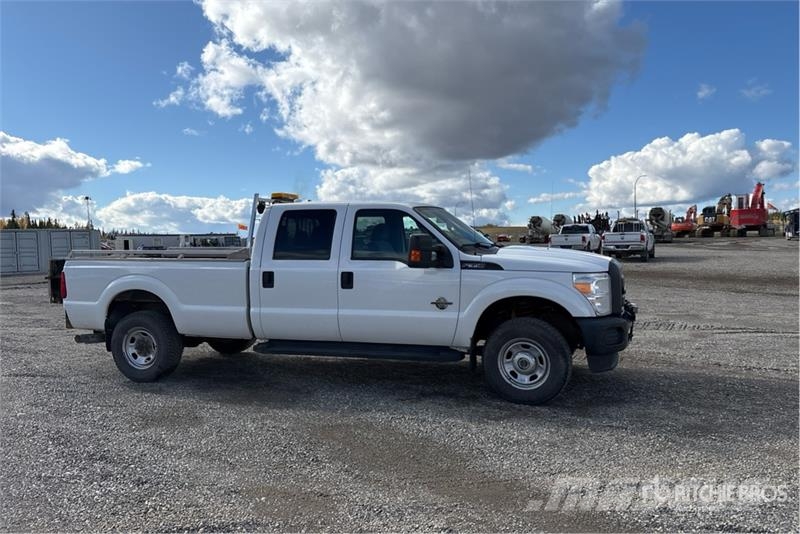 Ford F-350 4x4 Crew Cab Pickup Otros
