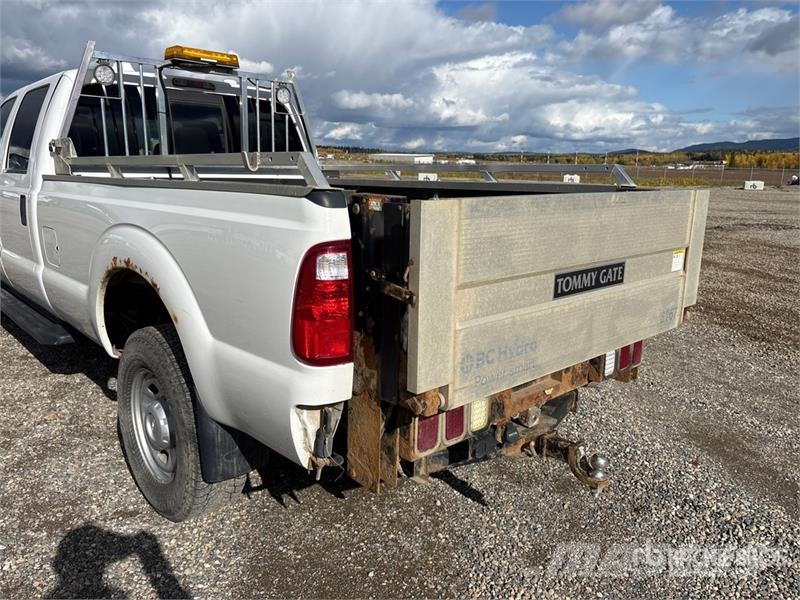 Ford F-350 4x4 Crew Cab Pickup Otros