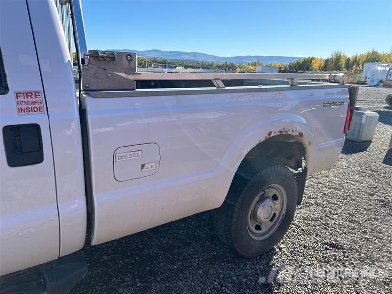 Ford F-350 4x4 Crew Cab Pickup 其他