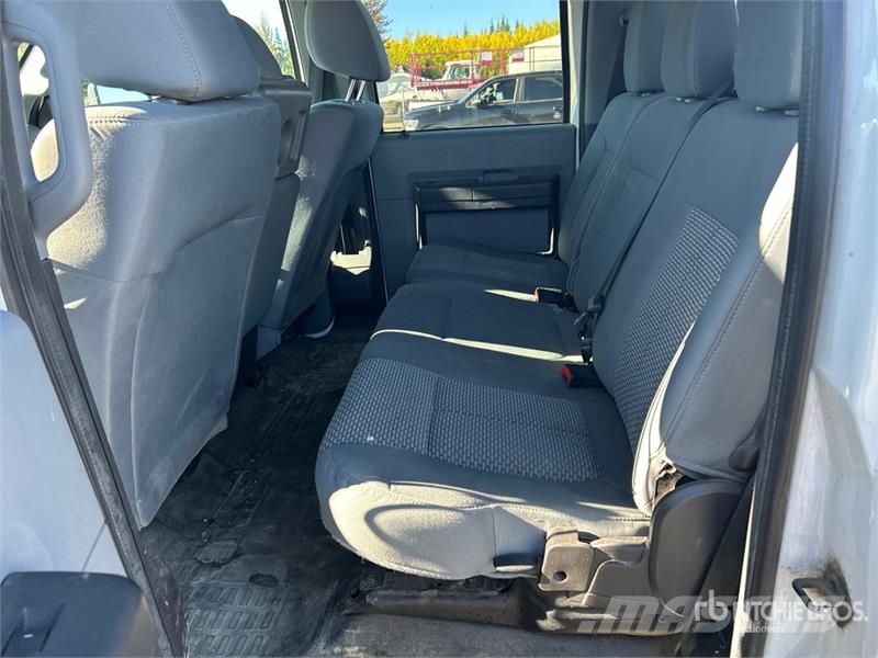 Ford F-350 4x4 Crew Cab Pickup 其他