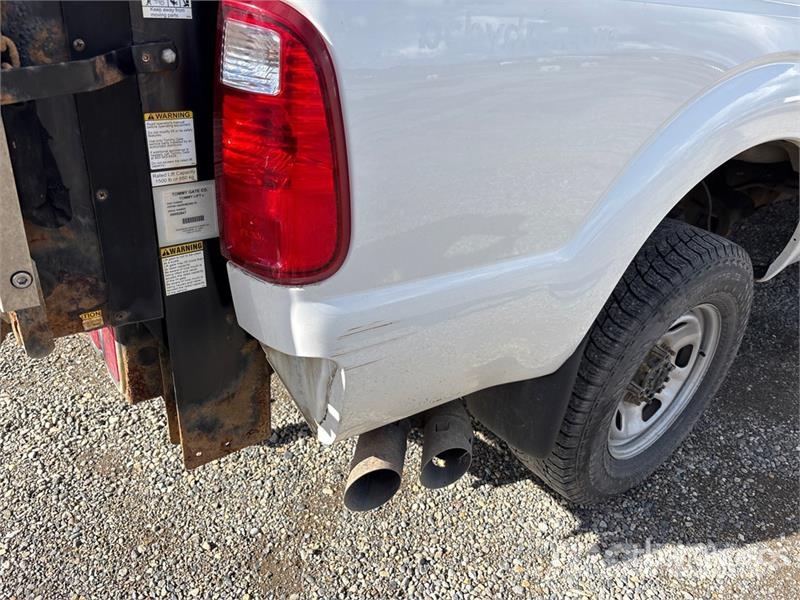 Ford F-350 4x4 Crew Cab Pickup Otros