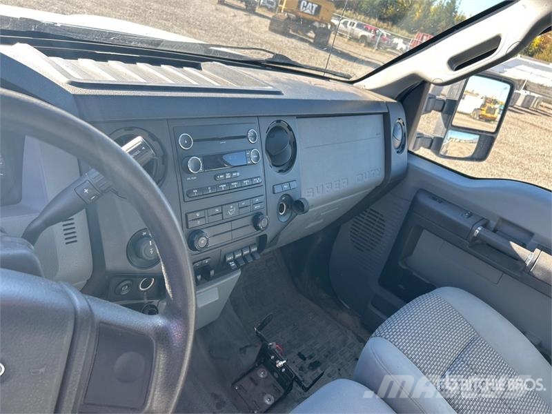 Ford F-350 4x4 Crew Cab Pickup 其他