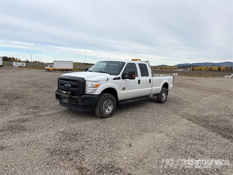 Ford F-350 4x4 Crew Cab Pickup Egyéb