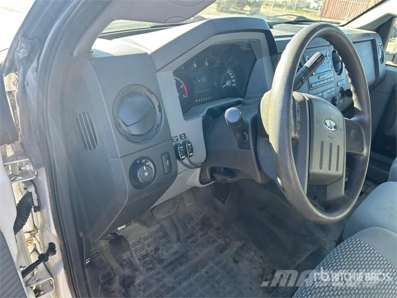Ford F-350 4x4 Crew Cab Pickup 其他