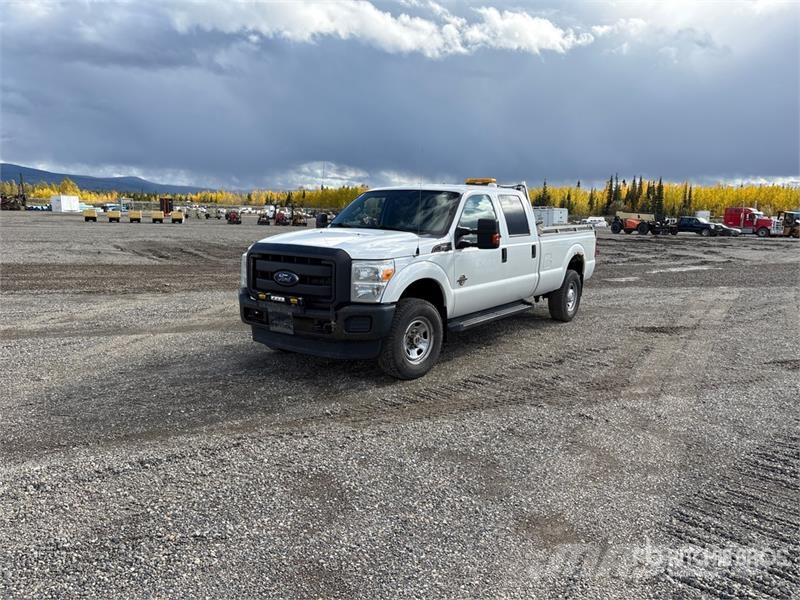 Ford F-350 4x4 Crew Cab Pickup Otros
