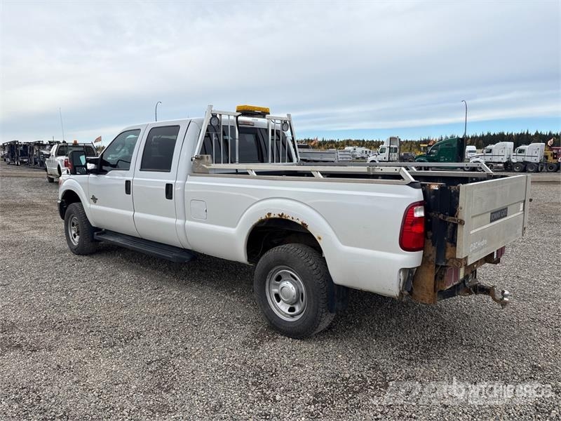 Ford F-350 4x4 Crew Cab Pickup Egyéb