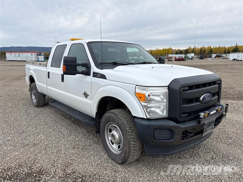 Ford F-350 4x4 Crew Cab Pickup Egyéb