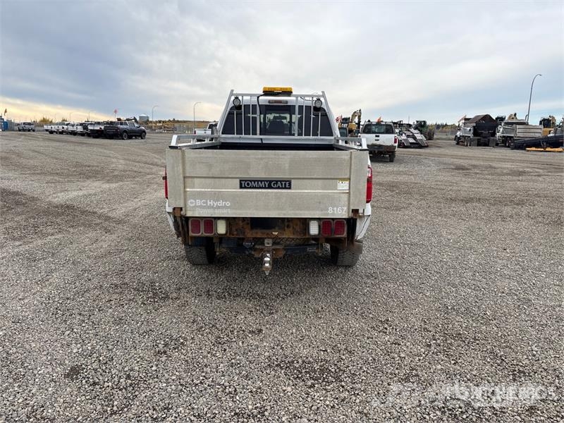 Ford F-350 4x4 Crew Cab Pickup Egyéb