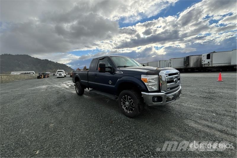 Ford F-350 Lariat 4x4 Extended Cab Pickup أخرى