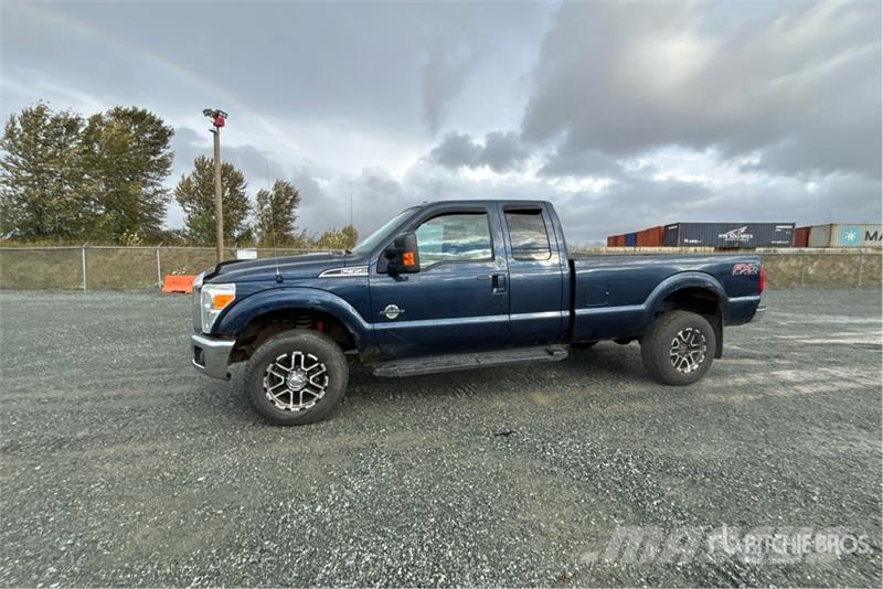 Ford F-350 Lariat 4x4 Extended Cab Pickup أخرى
