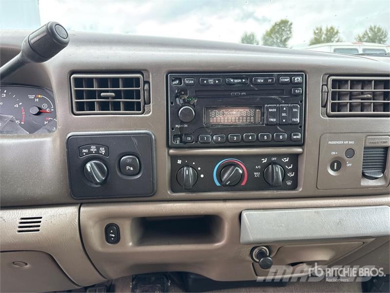 Ford F-350 Lariat 4x4 Pickup Další