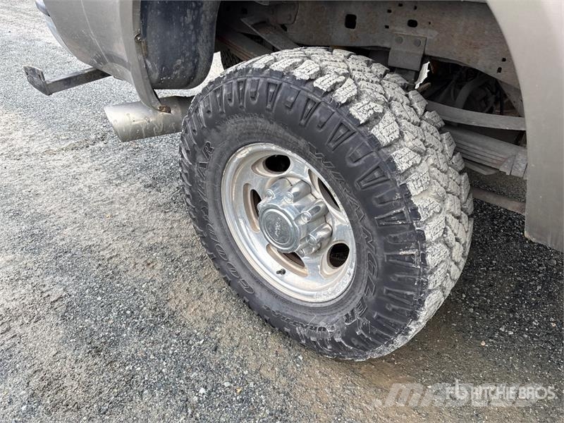 Ford F-350 Lariat 4x4 Pickup Další