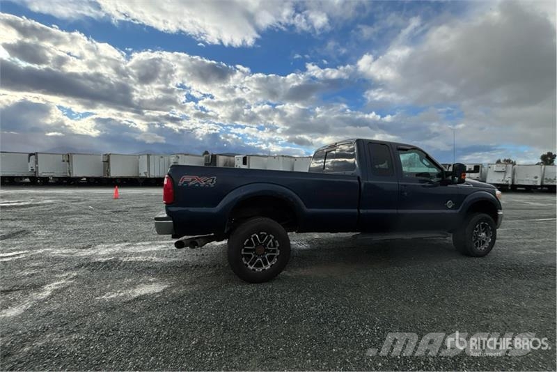 Ford F-350 Lariat 4x4 Extended Cab Pickup أخرى