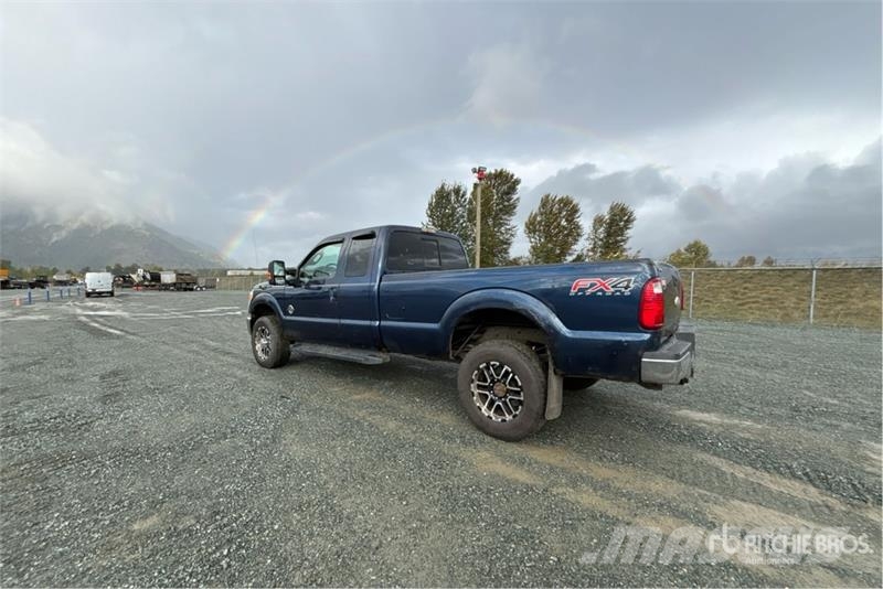 Ford F-350 Lariat 4x4 Extended Cab Pickup أخرى