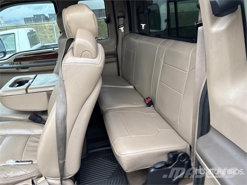 Ford F-350 Lariat 4x4 Pickup Další