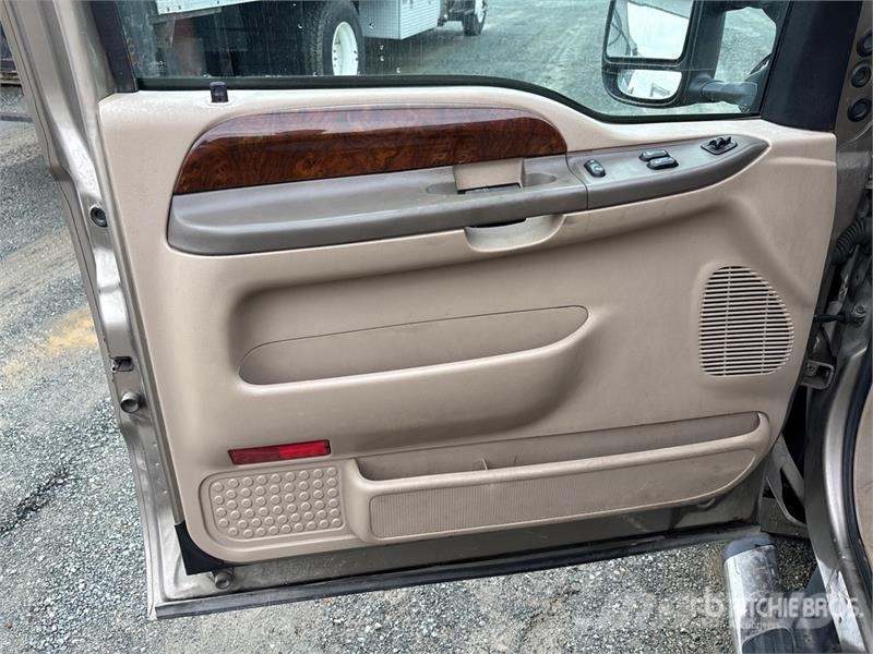 Ford F-350 Lariat 4x4 Pickup Další
