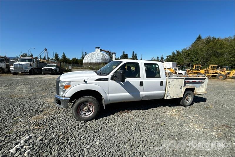 Ford F-350 XL 4x4 Crew Cab Utility Truck Kiperi